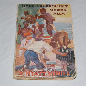 A. Hyatt Verrill Radiosalapoliisit meren alla